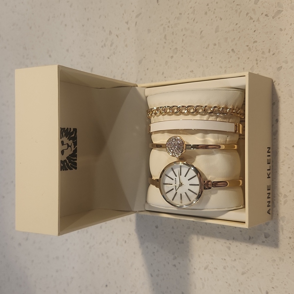 BRAND NEW wrist bangle watch and bracelet set gold and white